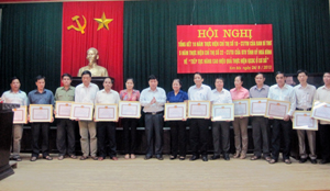 Lãnh đạo Huyện Kim Bôi tặng giấy khen cho các tập thể có thành tích xuất sắc trong thực hiện QCDC cơ sở.